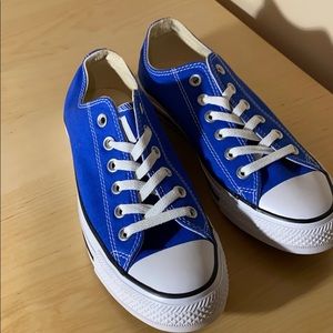 Blue low top converse all stars